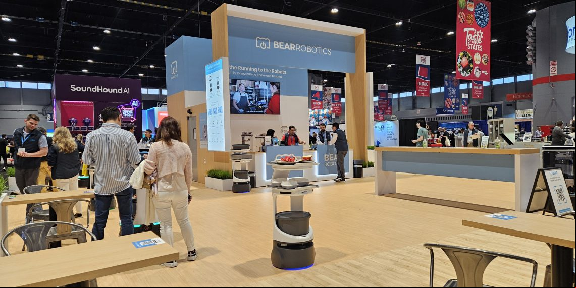 Robôs que servem clientes e fazem limpeza roubam a cena na NRA Show 2024